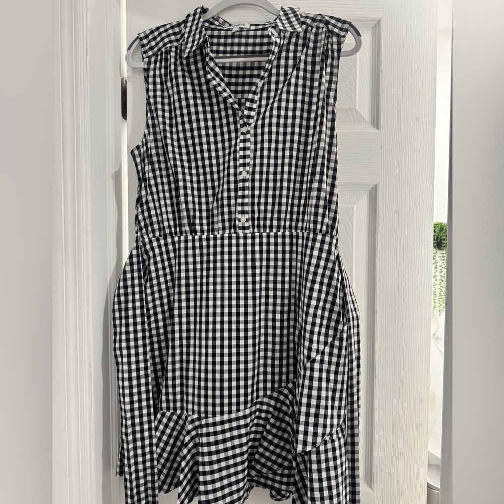 Express dress. Black and white